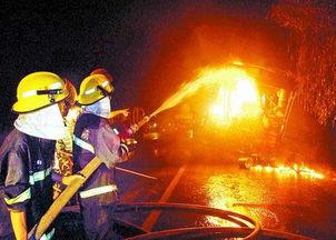 消防灭火楼上吃瓜群众,消防灭火现场的人文视角