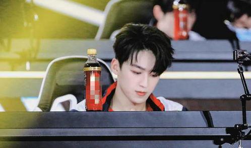 何洛洛比赛吃瓜,意外成为焦点