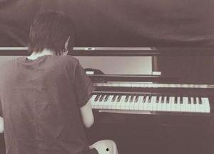 明星弹钢琴照片,捕捉音符与星光交汇的瞬间