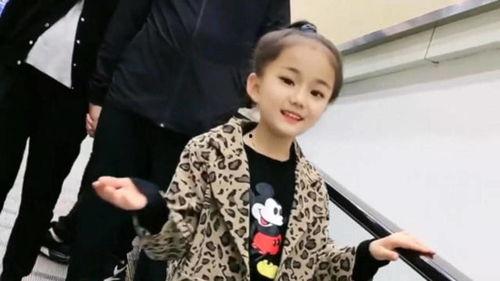 荷兰网红小女孩唱歌,网络走红引关注