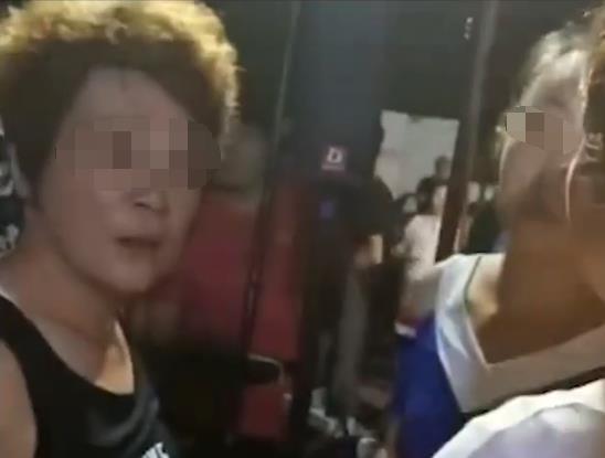 大妈和网红吵架了,一场网络与现实交锋的火花